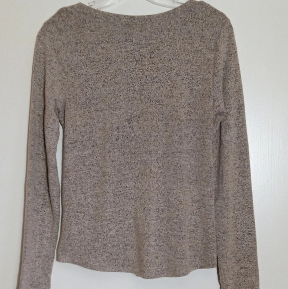 By&By long sleeve lightweight crew neck top with hem knot women's size medium - Picture 7 of 7